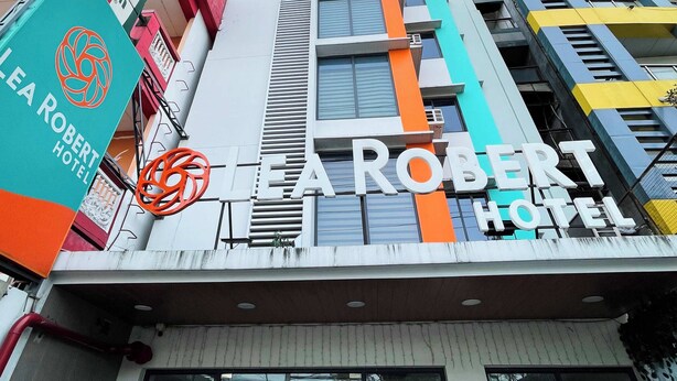Esterno dell'Hotel Lea Robert con un cartello ben visibile che mostra il nome dell'hotel.