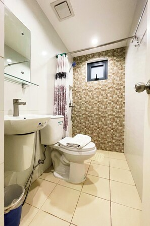 Deluxe-Zimmer | Badezimmer | Dusche, Regendusche, kostenlose Toilettenartikel, Seife