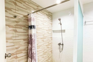 Familienzimmer | Badezimmer | Dusche, Regendusche, kostenlose Toilettenartikel, Seife