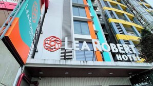 Un hotel LEA ROBERT con una facciata moderna, ampie finestre e un logo ben visibile.