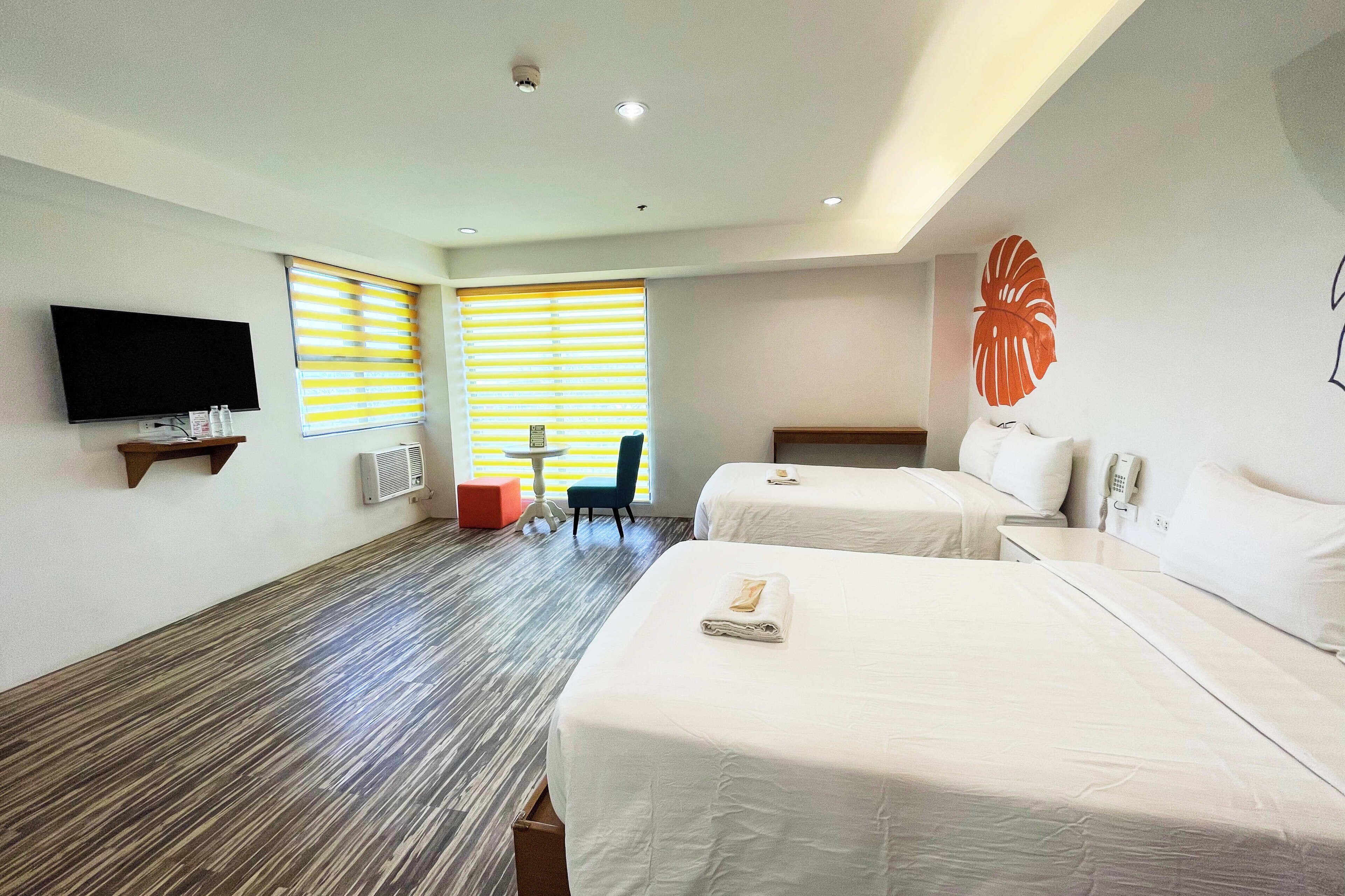 Escritorio, wifi gratis, ropa de cama y acceso para silla de ruedas 