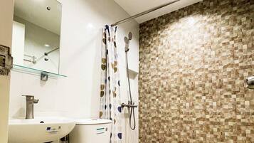 Dobbeltrom – deluxe | Bad | Dusj, regndusjhode, toalettartikler (inkludert) og såpe