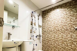 Habitación Deluxe doble | Baño | Ducha y cabezal de ducha tipo lluvia