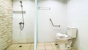 Familienzimmer | Badezimmer | Dusche, Regendusche, kostenlose Toilettenartikel, Seife