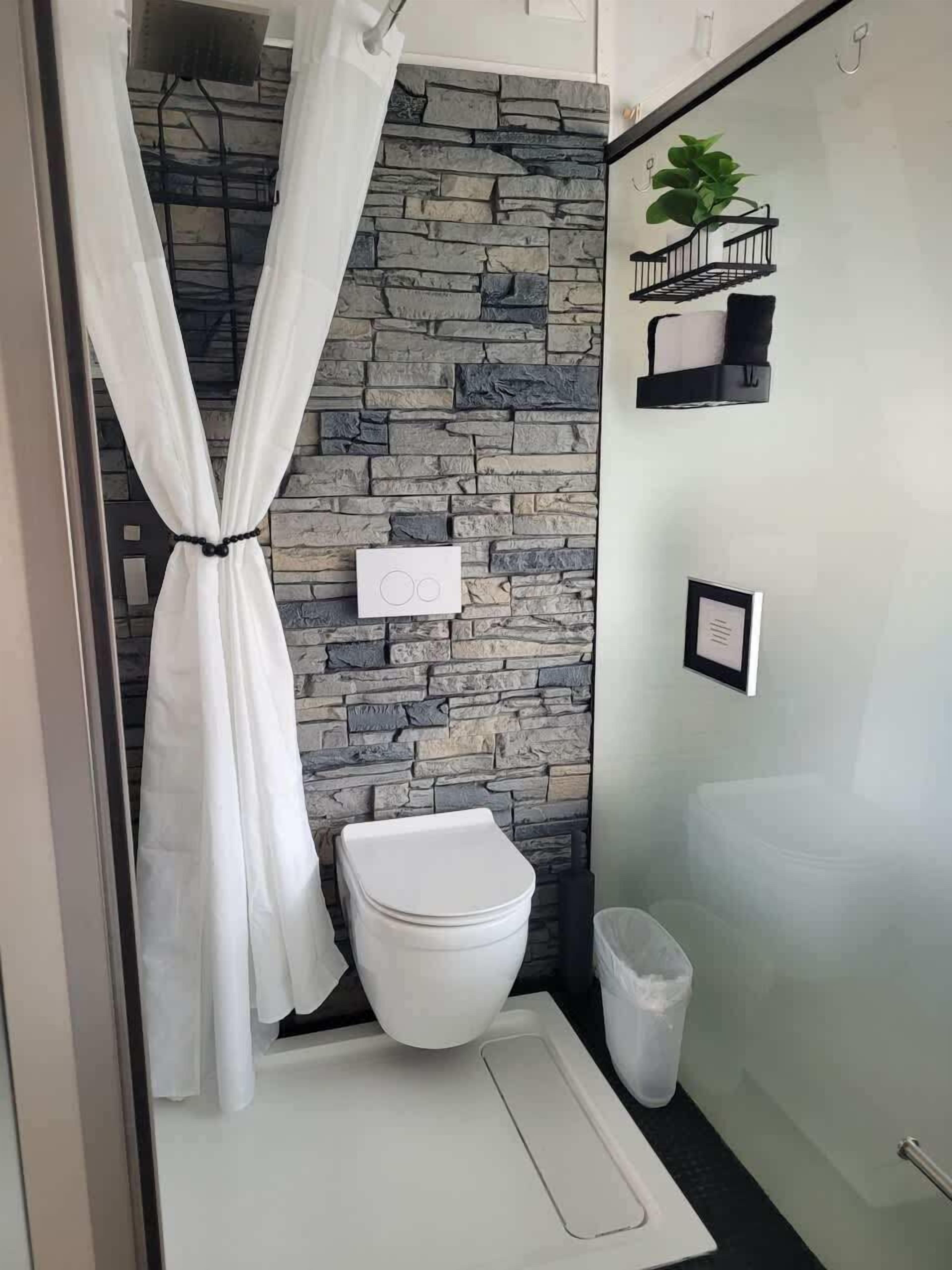 Een douche, een haardroger, shampoo