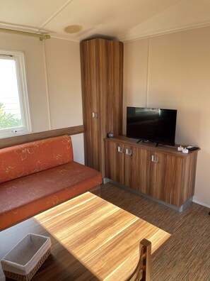 Living area - Mobile home with terrace and heated pool in the heart of the seaside resort (Port-la-Nouvelle)