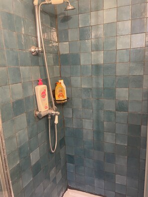 مجففات شعر، صابون، ورق حمّام