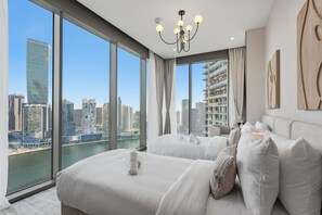 Desk, iron/ironing board, travel cot, WiFi - Stylish 2 Bedroom with Panoramic canal View (Dubai)