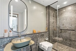 Hair dryer - Stylish 2 Bedroom with Panoramic canal View (Dubai)