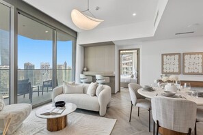 TV - Stylish 2 Bedroom with Panoramic canal View (Dubai)