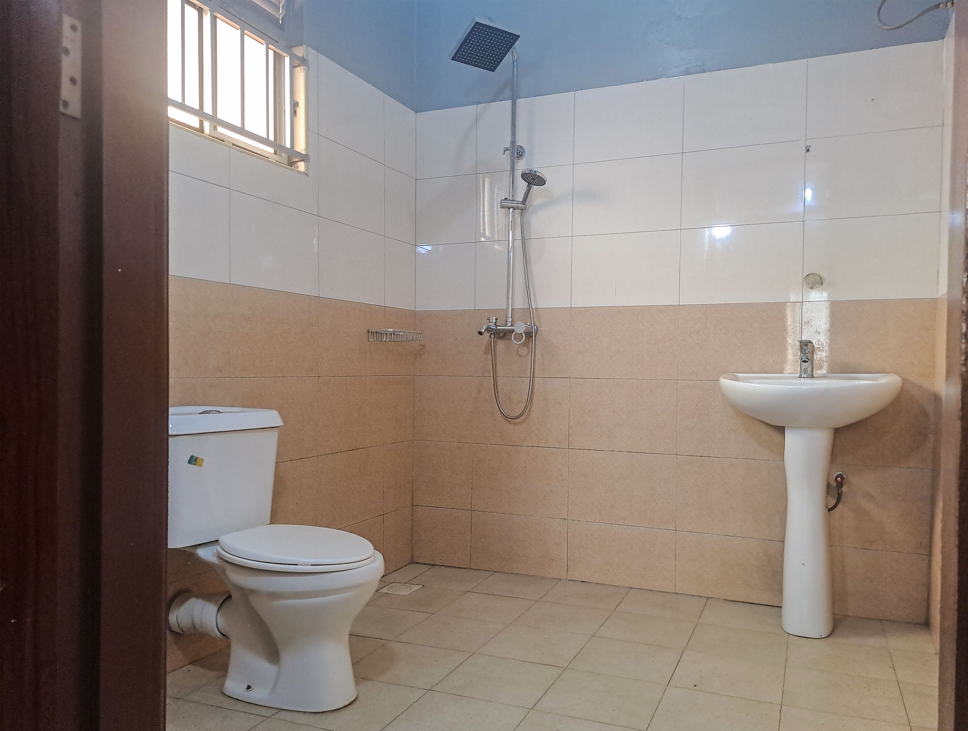 Chuveiro, toalhas de banho, sabonete, papel higiênico