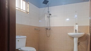 Ein Badezimmer mit Toilette, Dusche und Waschbecken.