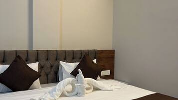 Deluxe-dobbeltværelse | Skrivebord, arbejdsområde til bærbare computere, strygejern/strygebræt