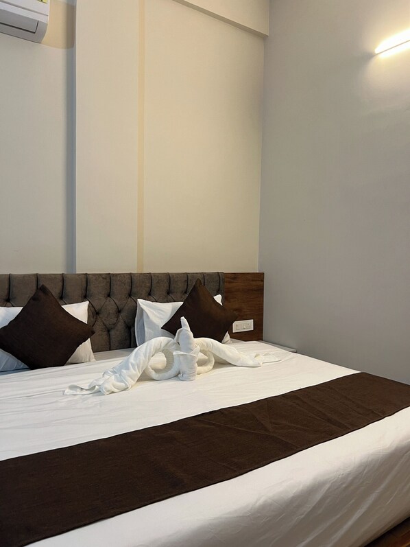 Deluxe Double Room | Desk, laptop workspace, iron/ironing board, free WiFi - Crown Town Hotel Kalamassery (Kalamassery)