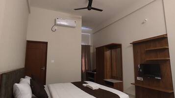 Deluxe-dobbeltværelse | Skrivebord, arbejdsområde til bærbare computere, strygejern/strygebræt