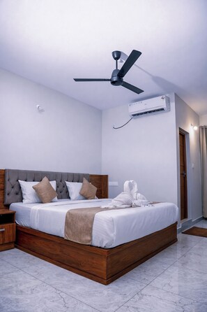 Desk, laptop workspace, iron/ironing board, free WiFi - Crown Town Hotel Kalamassery (Aluva)