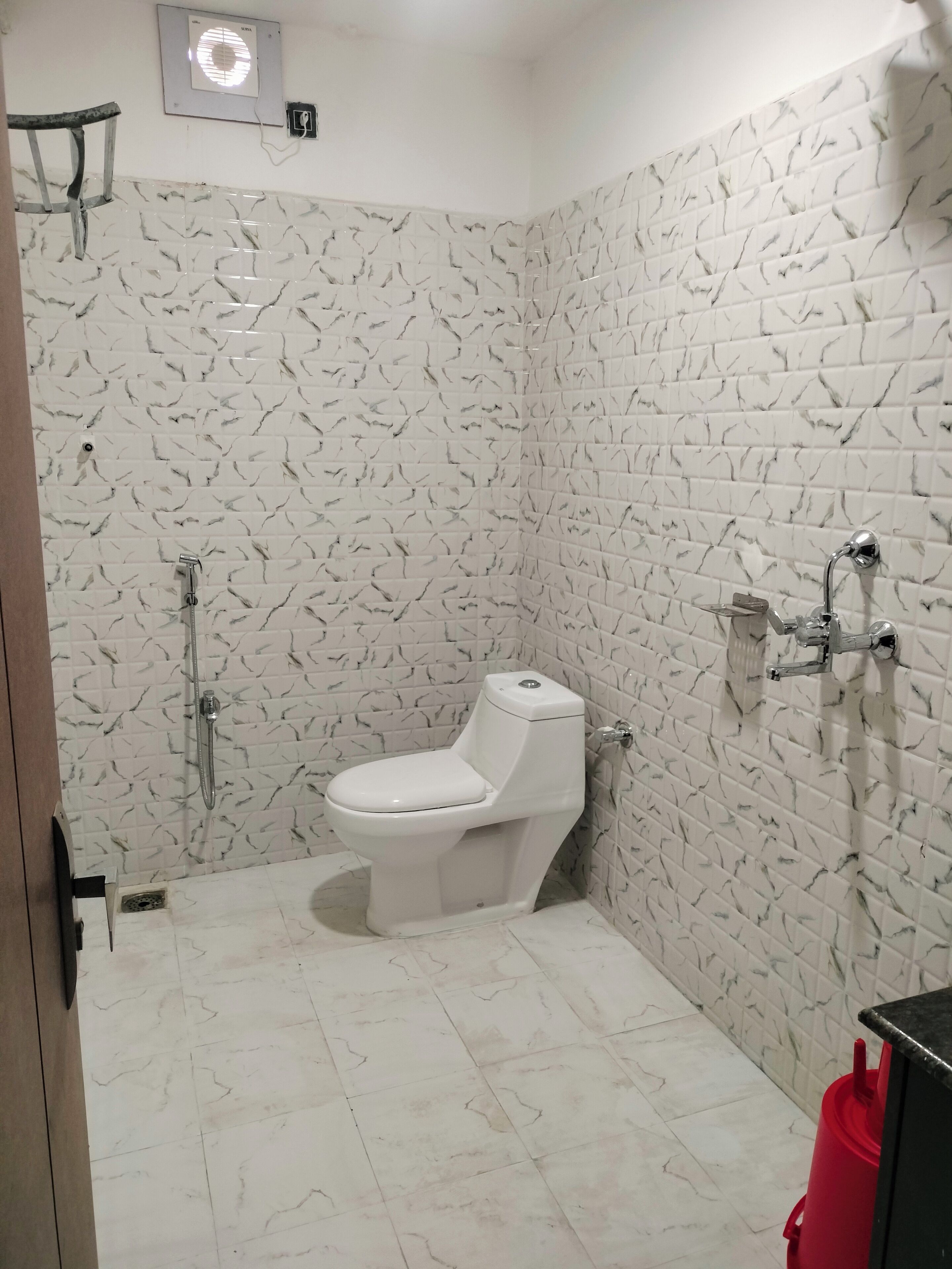 Deluxe-Doppelzimmer | Badezimmer | Dusche, kostenlose Toilettenartikel, Handtücher, Seife