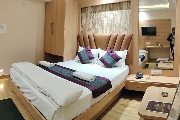 Elite Double Room | Laptop workspace, blackout drapes, soundproofing, WiFi (free)