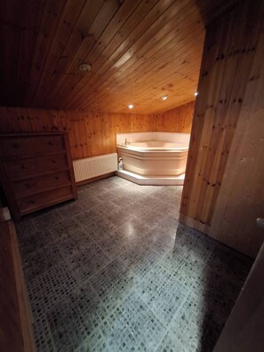 House, 4 Bedrooms, Smoking | Bathroom - Luxurious 4-bed House With Sauna & Jacuzzi in Sunderland (Sunderland)