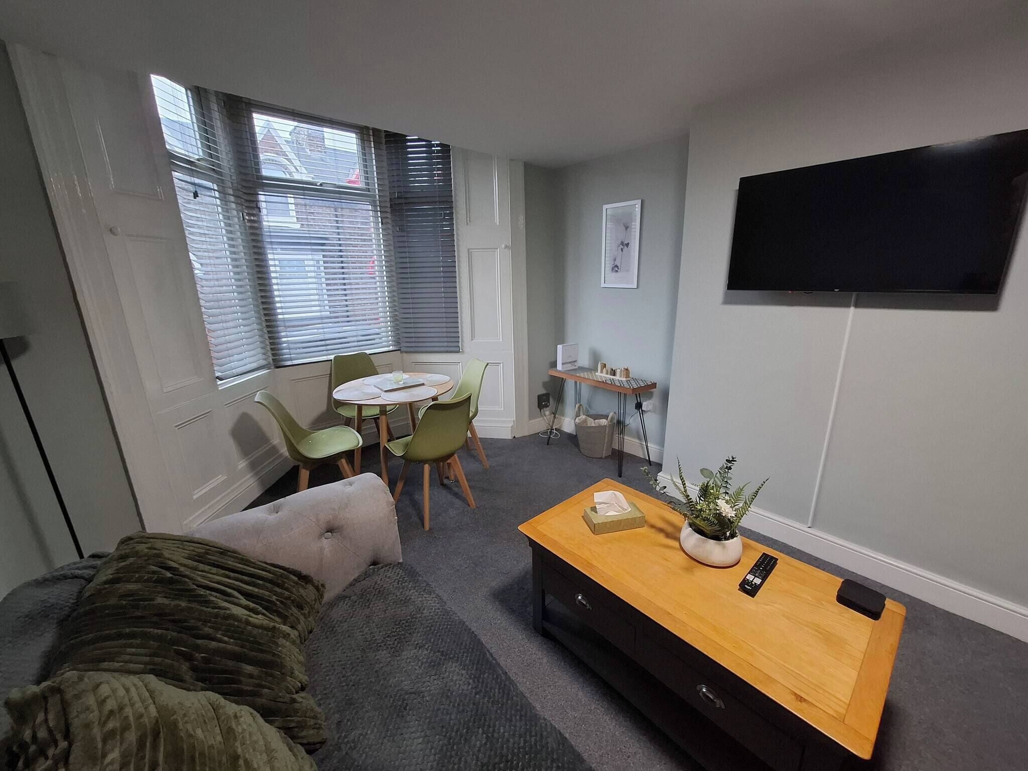 House, 4 Bedrooms, Smoking | Living room