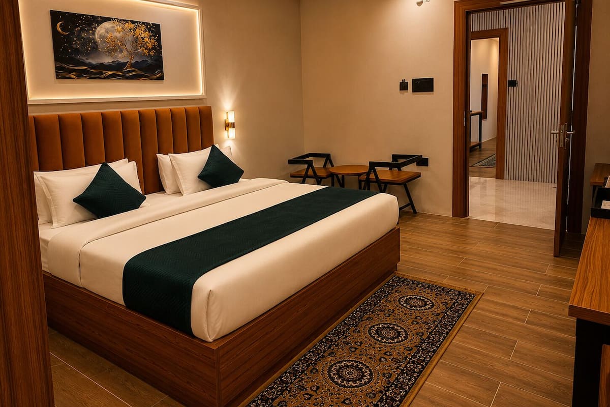 Une chambre d’hôtel avec un grand lit, une œuvre d’art représentant un ciel étoilé, une petite table et une chaise.