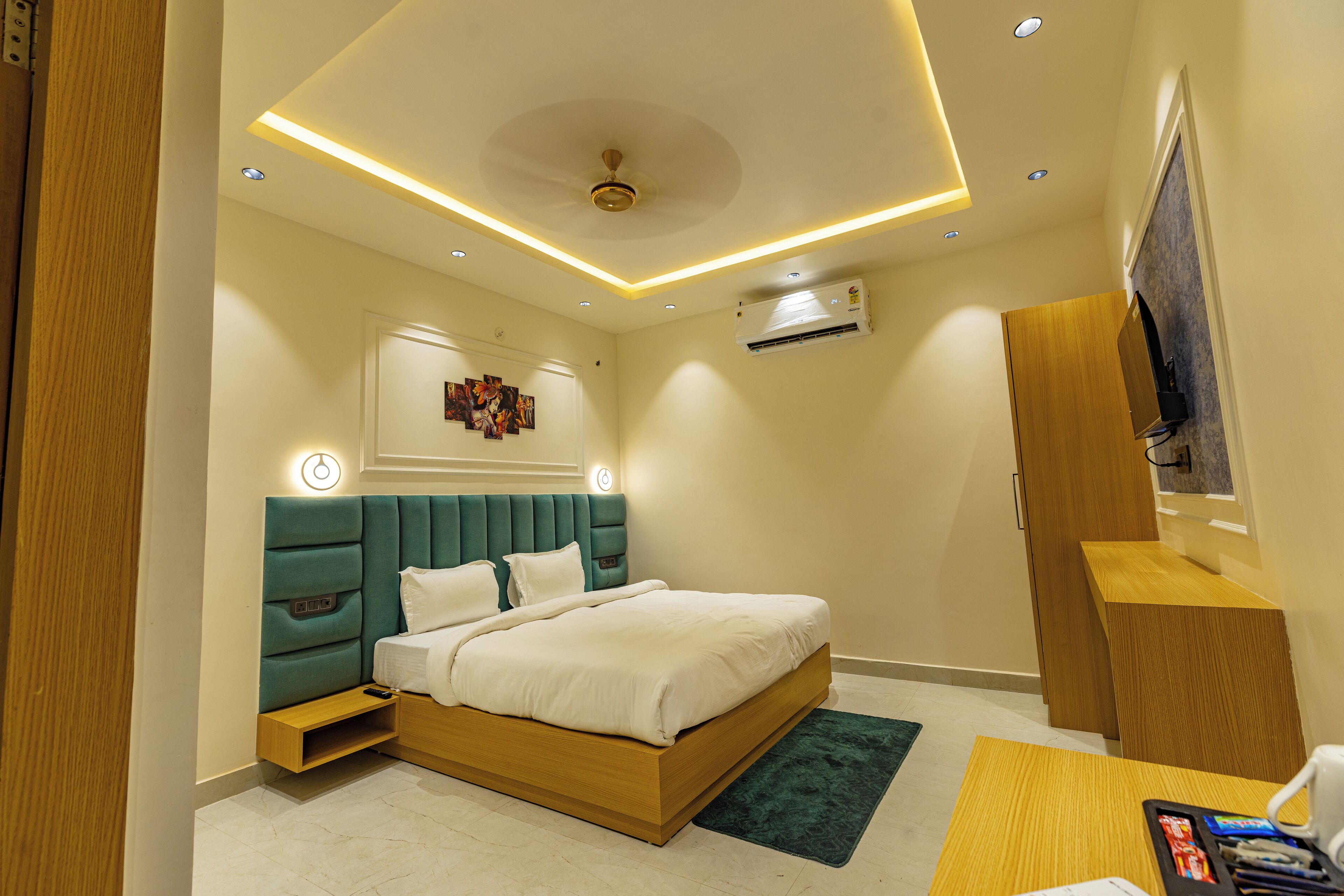 Une chambre moderne avec un lit, des tables de chevet, un bureau et un ventilateur de plafond.