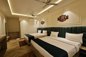 Familierom, bassengutsikt | Wi-fi (inkludert)