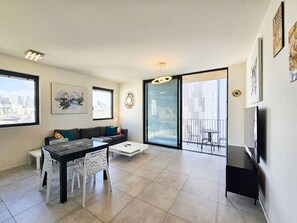 TV - MAMAD Modern&Bright with Balcony in City Center by FeelHome (Tel Aviv - Jaffa)
