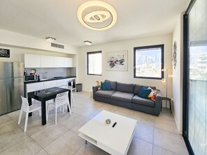 A modern apartment with a kitchen, dining area, and living room. - MAMAD Modern&Bright with Balcony in City Center by FeelHome (Tel Aviv - Jaffa)