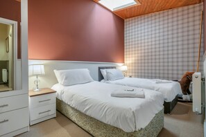 2 dormitorios, tabla de planchar con plancha, Internet y ropa de cama