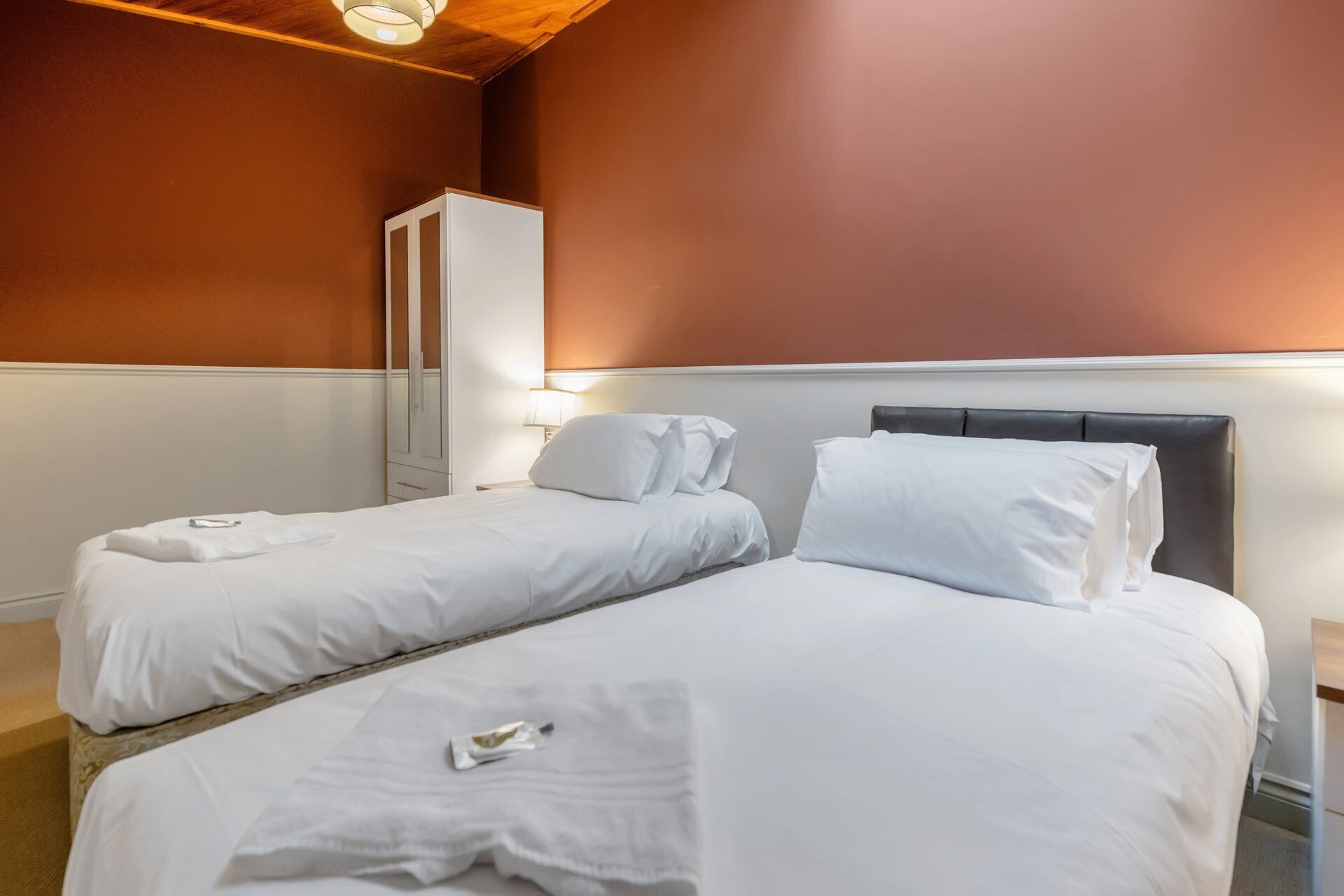2 dormitorios, tabla de planchar con plancha, Internet y ropa de cama