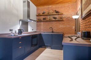 Coffee/tea maker, fridge, microwave, oven - Pools Cottage 14-Stable House Warwickshire Escape (Kenilworth)