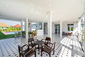 Coin salon dans le hall