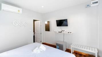 Standaard kamer, 1 kingsize bed, niet-roken, uitzicht op zwembad | Verduisterende gordijnen, gratis wifi, beddengoed