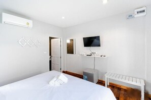 Standard Room, 1 King Bed, Non Smoking, Pool View | Blackout drapes, free WiFi, bed sheets - Bianco House (Tambon Cha-am)