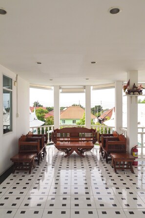 32-inch LCD TV with satellite channels - Bianco House (Tambon Cha-am)