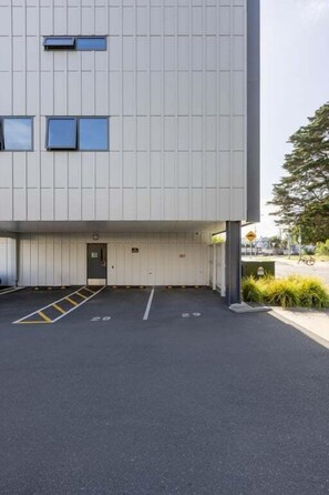 Exterior - Tree Tops Loft - Stylish, Private 2-Bedroom Retreat in Mount Maunganui (Mount Maunganui)
