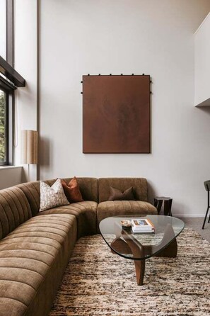 TV - Tree Tops Loft - Stylish, Private 2-Bedroom Retreat in Mount Maunganui (Mount Maunganui)