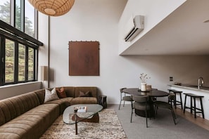 TV - Tree Tops Loft - Stylish, Private 2-Bedroom Retreat in Mount Maunganui (Mount Maunganui)