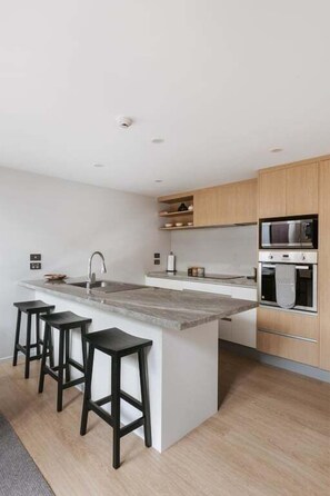 Fridge, microwave, oven, stovetop - Tree Tops Loft - Stylish, Private 2-Bedroom Retreat in Mount Maunganui (Mount Maunganui)