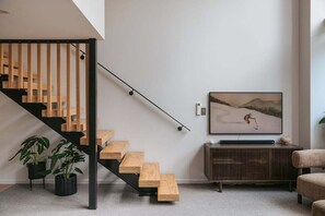 Interior - Tree Tops Loft - Stylish, Private 2-Bedroom Retreat in Mount Maunganui (Mount Maunganui)