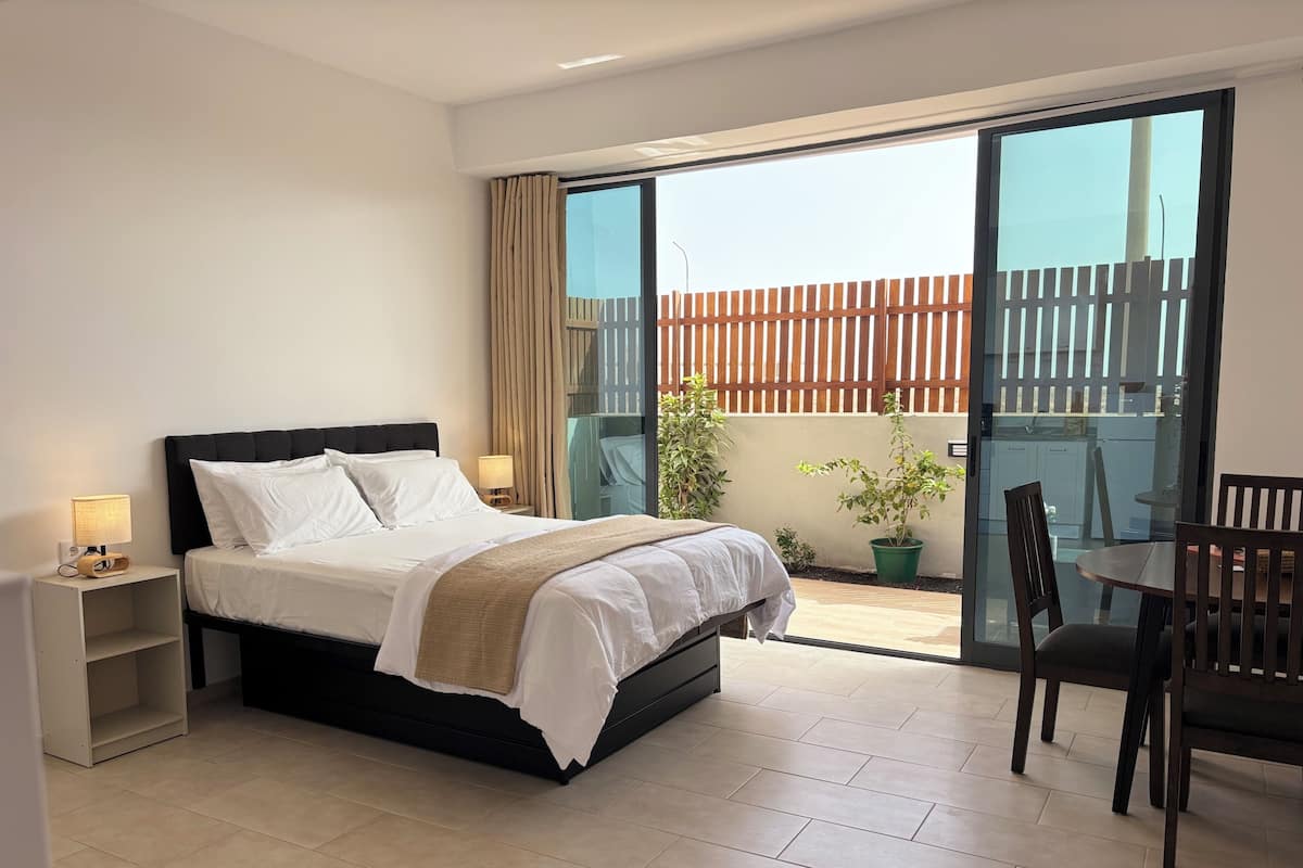 Estudio, varias habitaciones, balcón, vista a la ciudad | 3 habitaciones