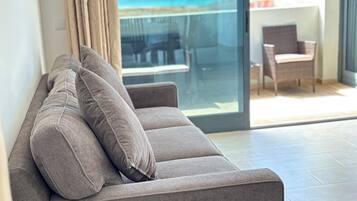 Leilighet, 3 soverom, balkong, byutsikt | Oppholdsområde