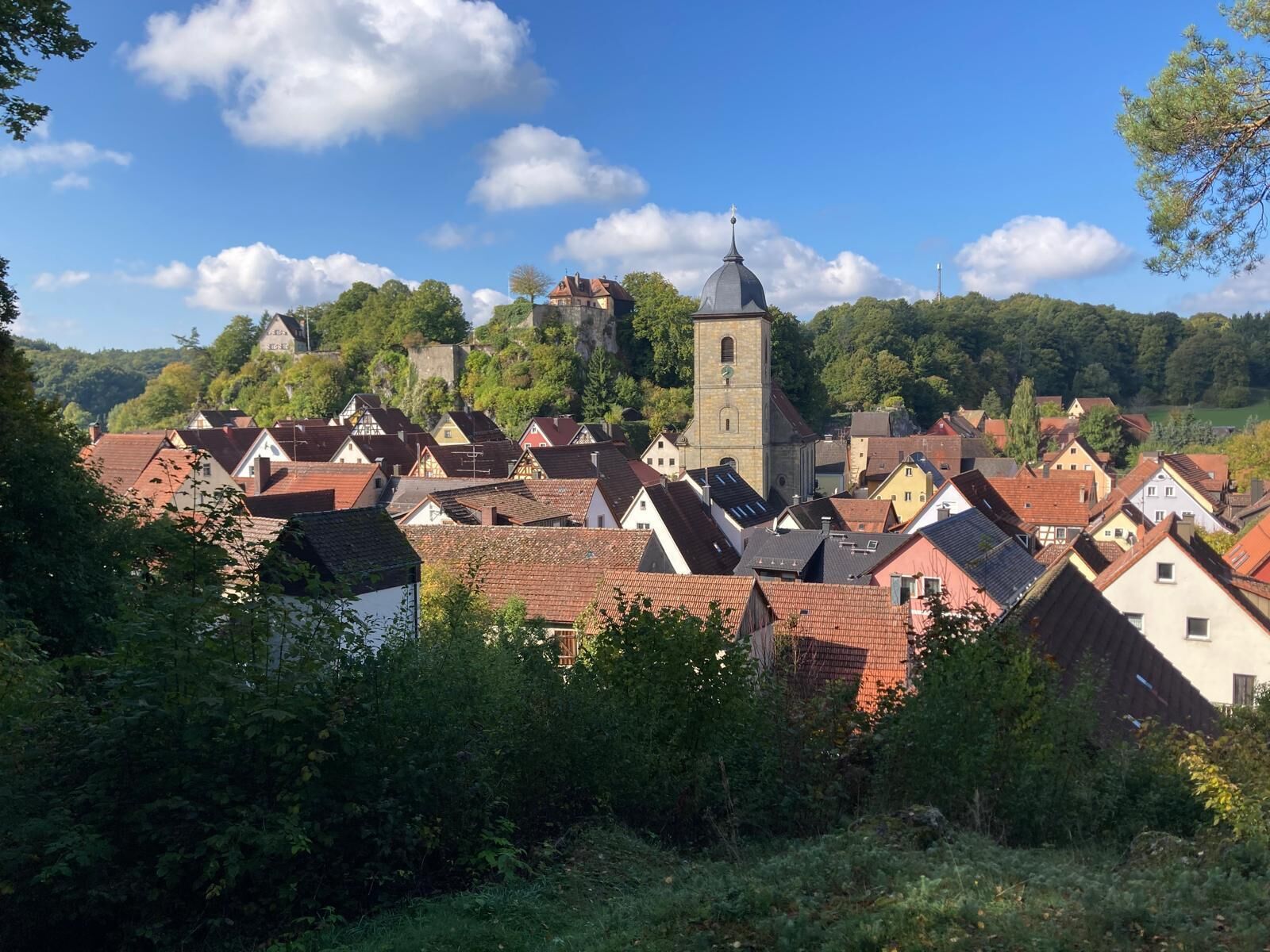 Eine Stadt mit einem markanten Kirchturm und traditioneller Bebauung.