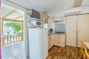 Fridge, microwave, stovetop, coffee/tea maker - Comfortable mobile home with pool & fishing ponds – Périgord Noir near Sarlat (Saint-Martial-de-Nabirat)