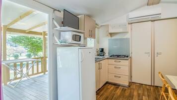 Réfrigérateur, micro-ondes, plaque de cuisson, cafetiÚre/bouilloire