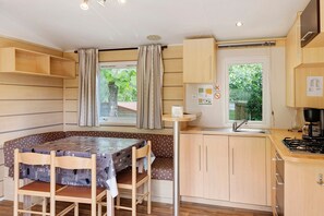 Fridge, microwave, stovetop, coffee/tea maker - Comfortable mobile home with pool & fishing ponds – Périgord Noir near Sarlat (Saint-Martial-de-Nabirat)