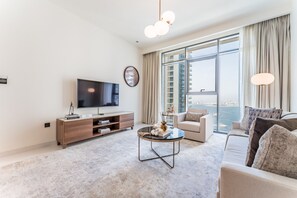 TV - Prime Waterfront Living with Partial Sea Views, Short Drive from Palm Jumeirah (Dubai)