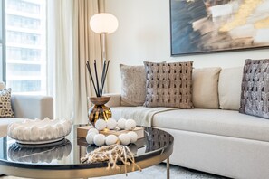 TV - Prime Waterfront Living with Partial Sea Views, Short Drive from Palm Jumeirah (Dubai)