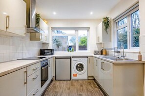 Private kitchen - Gloucester-5 Bed Home for Work & Leisure (Gloucester)
